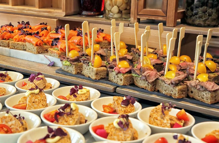 Saturday Brunch with House Beverages at The Retreat Palm Dubai for One | at Wondergifts