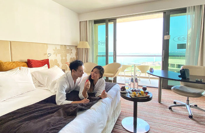 Thrilling Helicopter Tour & Enchanting Abu Dhabi Stay Gift Box for Two. 10+ Hotels | at Wondergifts