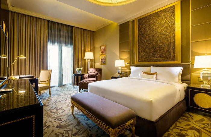 Visit Doha Gift Box: Luxe Two-Night Hotel Break in Modernity - Kids Go Free | at Wondergifts