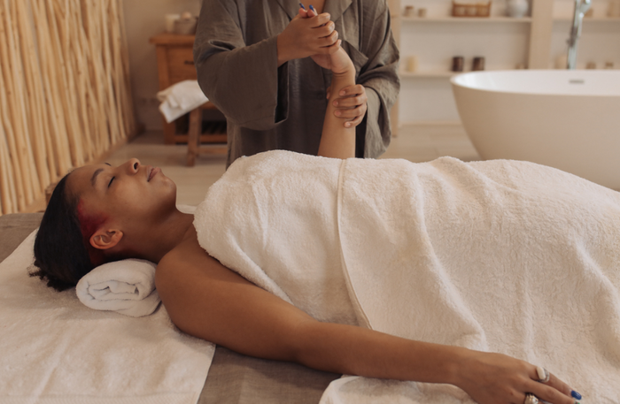 60-Minute Full Body Massage for Women at KAIZO Beauty Salon | at Wondergifts