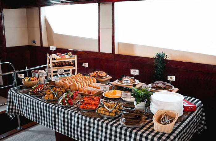 Luxurious International Dinner Cruise for One Through Dubai Marina | at Wondergifts