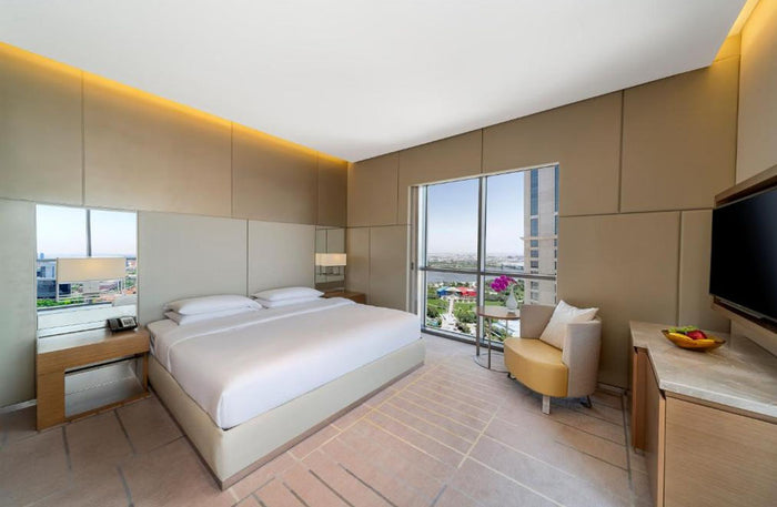 Elegant One-Night Summer Stay with Breakfast for Two at Hyatt Regency | at Wondergifts