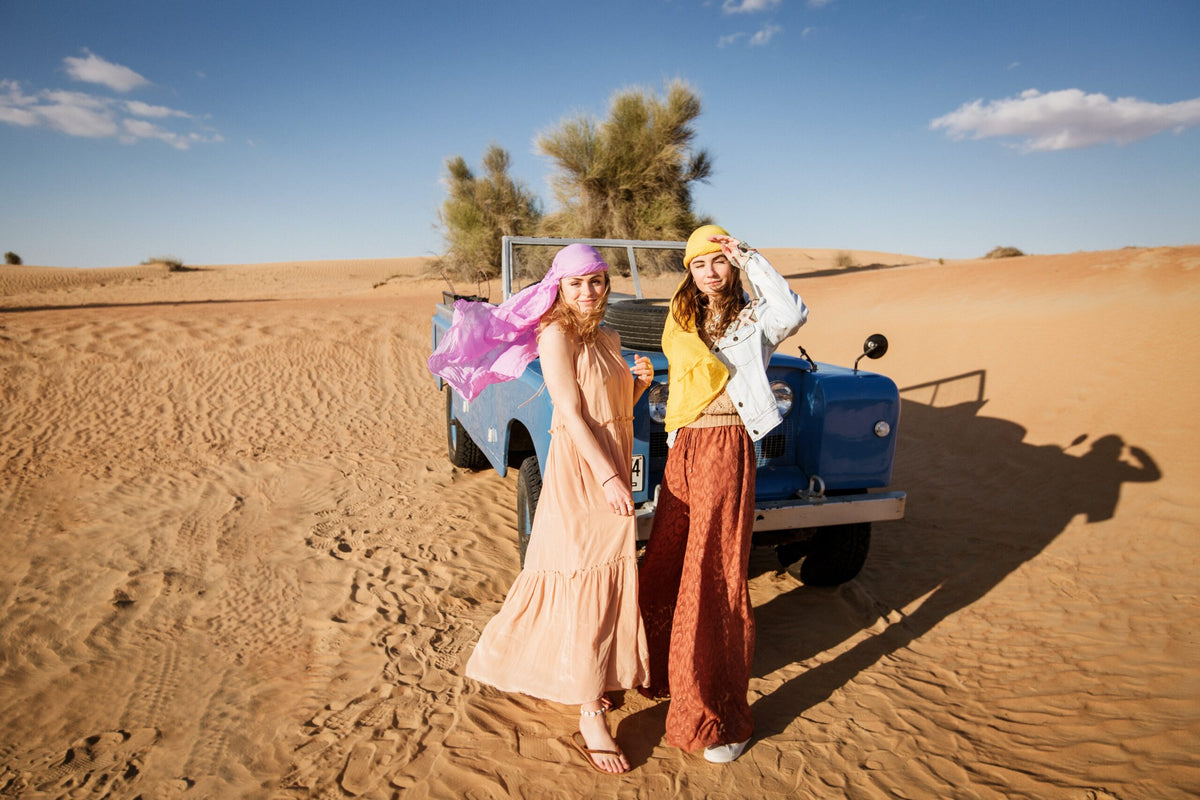 https://www.wondergifts.ae/cdn/shop/articles/What_to_Wear_in_Dubai_Desert_Safari_1200x800.jpg?v=1704783549