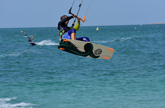 Thrilling One-Hour Private Kitesurfing Lesson at Kitesurf School Dubai